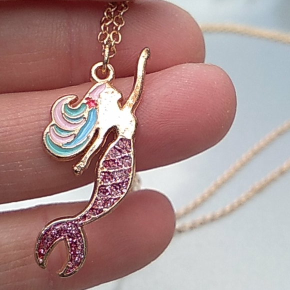 pair of BFF mermaid necklaces - Picture 5 of 8